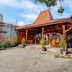 Oyo 92606 Djoglo Boto Homestay Syariah